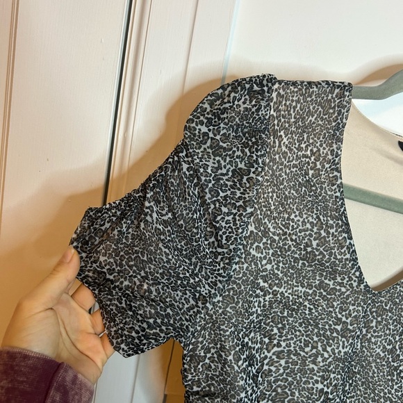 Cable & Gauge Y2K Puff Sleeve Ruched Animal Print Top - Picture 5 of 5